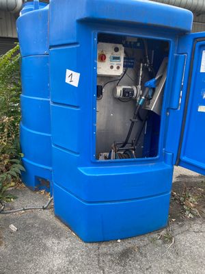 des toilettes portables bleues installées à l'extérieur d'un bâtiment