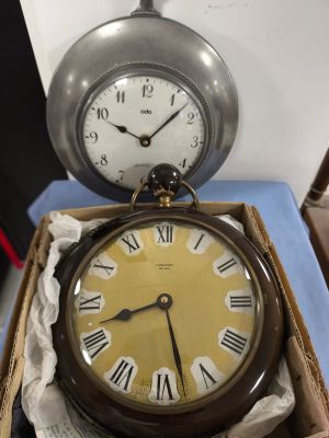 une boîte contenant une horloge, posée sur une table