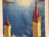 une grande affiche représentant deux tours au bord de l'eau