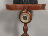 une petite table surmontée d'une horloge