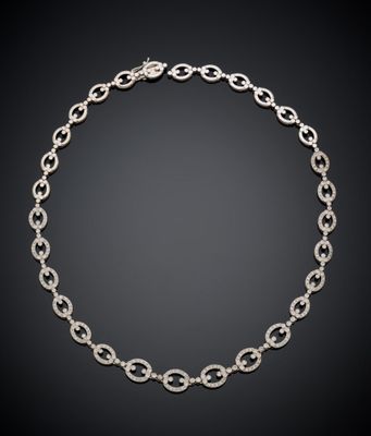 un collier à maillons en or blanc et diamants