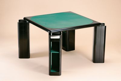 une image représentant une table noire et verte avec un plateau en verre