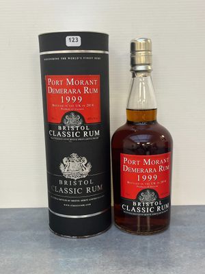 une bouteille de rhum « Morgan's Classic » à côté d'une boîte noire
