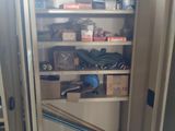 une armoire métallique contenant de nombreux objets
