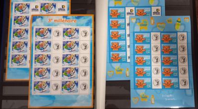 Suite du lot précédent. 27 Feuillets personnalisées (vignett…