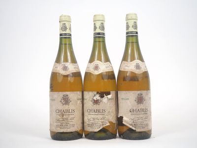 trois bouteilles de vin posées les unes à côté des autres sur une surface blanche
