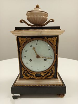 Pendule borne en marbre blanc et noir à décor de bronze doré…