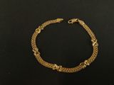un bracelet en or sur une surface noire