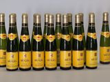 six bouteilles de champagne sont alignées sur une table