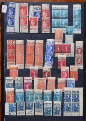une collection de timbres exposés dans un cadre en bois
