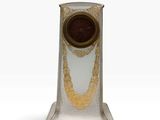 un gros plan d'un vase en verre sur lequel figure une horloge