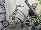 une photo d'un vélo garé devant un immeuble