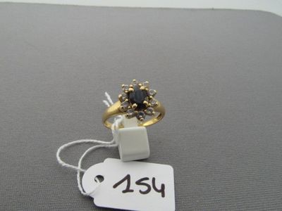une bague en or sertie d'une pierre noire, avec une étiquette de prix