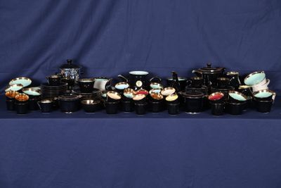 beaucoup de tasses et de soucoupes sur une table