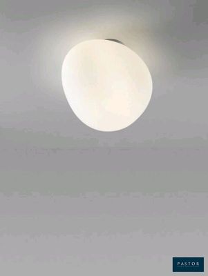 une photo d'un plafonnier accroché à un mur gris