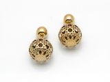 une paire de boucles d'oreilles dorées ornées de motifs en filigrane