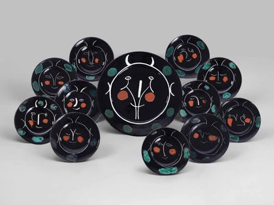 une horloge entourée de nombreux boutons noirs