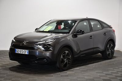 un 4x4 gris garé dans une pièce au sol en damier