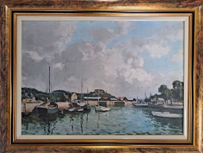 une peinture représentant une scène portuaire avec des bateaux dans l'eau
