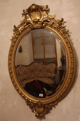 Glace en bois stuqué sculpté doré à décor d'oves, perles et … - Photo 1