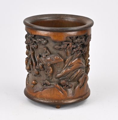 une tasse en bois sculptée sur fond blanc