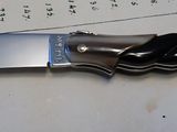 un couteau posé sur une feuille de papier