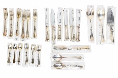 de nombreux types différents de couverts, notamment des fourchettes et des cuillères