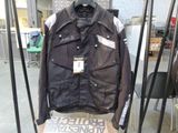 une veste suspendue à un portant dans un magasin