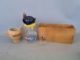 un pichet, un verre et une boîte en bois posés sur une table