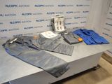 une veste et un pantalon bleus posés sur une table dans une pièce