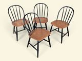 quatre chaises avec assise et dossier en bois sur fond blanc