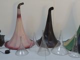 trois vases en verre posés sur une table blanche