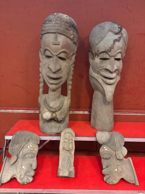 deux statues d'une femme et d'un homme sur une étagère rouge