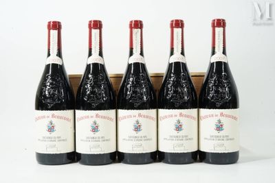 six bouteilles de vin rouge dans un coffret en bois posé sur une surface blanche