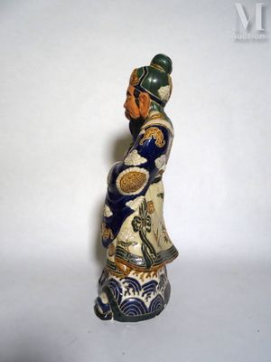 une figurine représentant un homme coiffé d'un chapeau