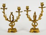 paire de candélabres anciens en laiton avec fleurs et feuilles