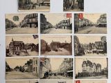 de nombreuses vieilles cartes postales représentant des bâtiments anciens accrochées au mur