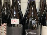 des bouteilles de vin sont alignées sur une étagère dans un magasin