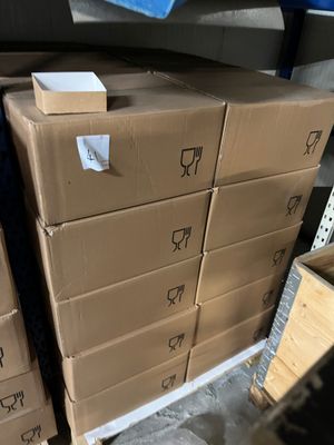 plusieurs cartons sont empilés les uns sur les autres dans un entrepôt