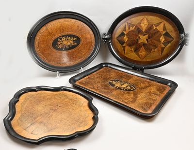 plusieurs types de plateaux différents, posés sur une surface blanche