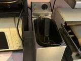 une petite cuisine équipée d'une cuisinière, d'un micro-ondes et d'un grille-pain