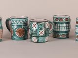 Plusieurs types de tasses sont alignées sur une table