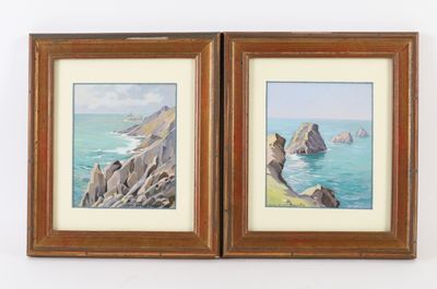 deux tableaux encadrés représentant des rochers au bord de l'océan, avec un bateau au loin