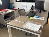 un bureau équipé d'un ordinateur et d'un moniteur