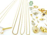 beaucoup de bijoux en or sur une surface blanche