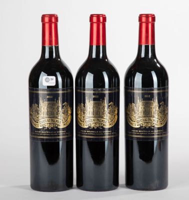 trois bouteilles de vin rouge posées côte à côte sur une table