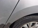 un gros plan sur le pneu d'une voiture sur lequel est collé un autocollant