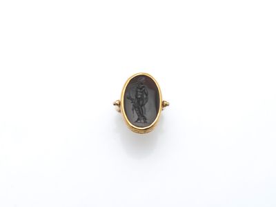 une bague en or avec une pierre noire au centre