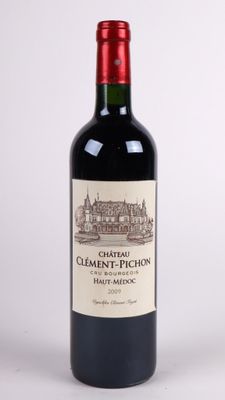 une bouteille de vin posée sur une table