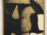 une image représentant un tableau noir et or accroché à un mur blanc
